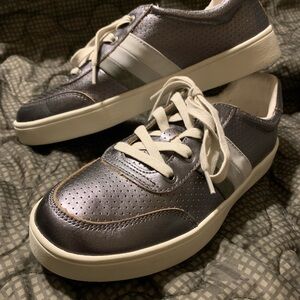 NWT REVITALIGN Pewter Leather Street Sneakers 8.5 ⭐